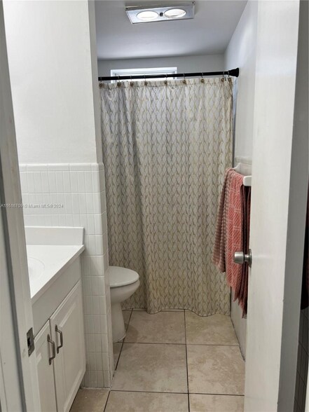 Building Photo - 1100 NE 1st Ct