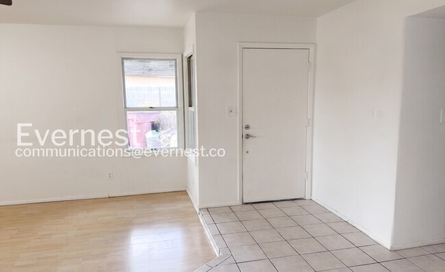 Building Photo - 3Bed/2Bath with Fenced Yard/ Available Now!