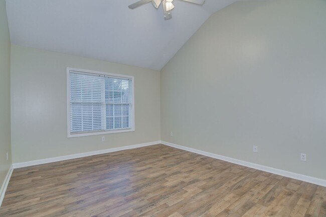 Building Photo - Townhouse w/ 1 Car Garage