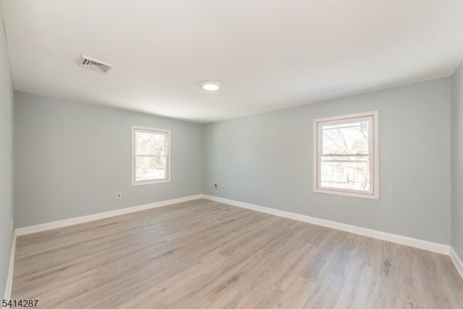 Building Photo - 10 Cardinal Ln