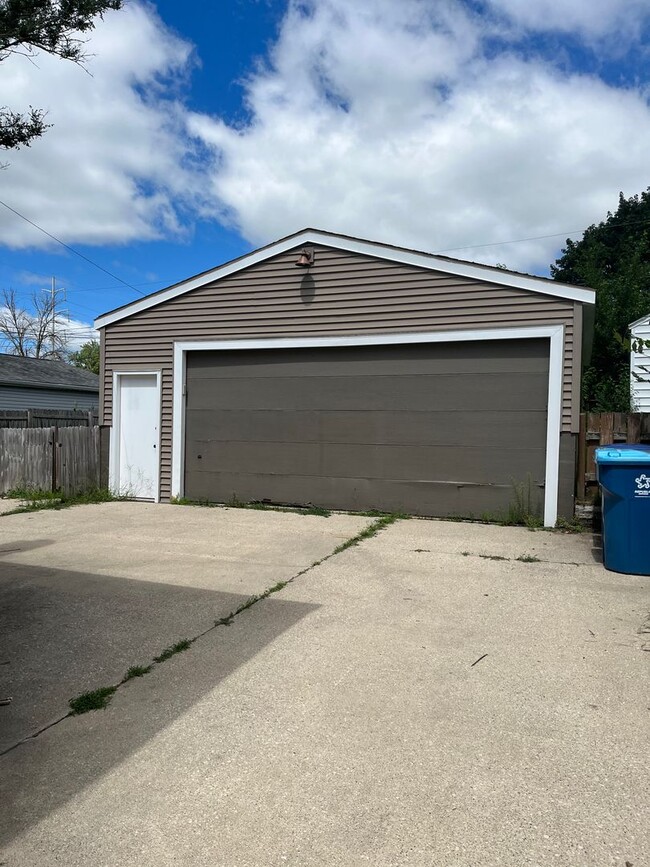 Primary Photo - Two Bedroom 1 Bathroom House for Rent!