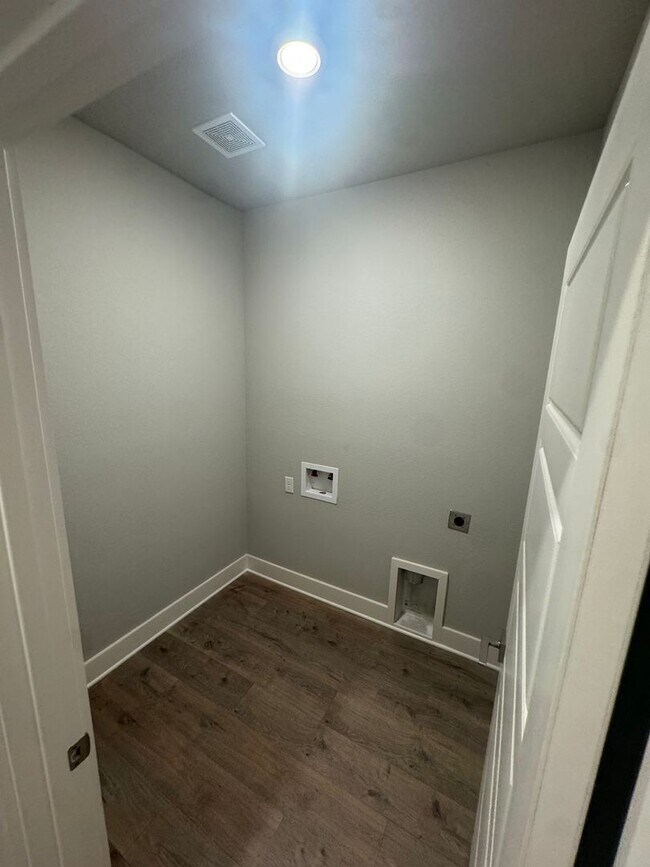 Building Photo - Enclosed Fenced Yard - 3/2/2 - Commuter Friendly