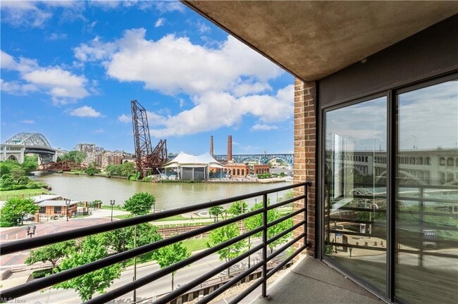 Building Photo - 1444 W 10th St