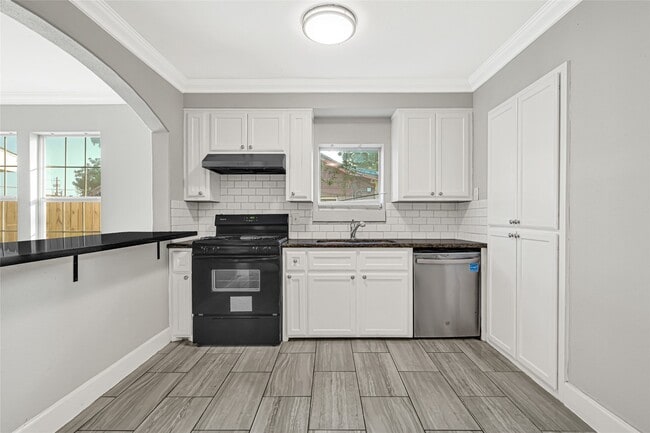 Building Photo - 2331 Delafield St