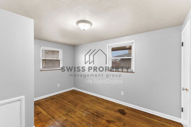 Building Photo - 386 S Napoleon Ave