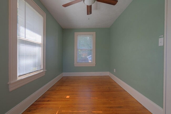 Building Photo - Grandin Court Foursquare convenient to SW City & SW Co!