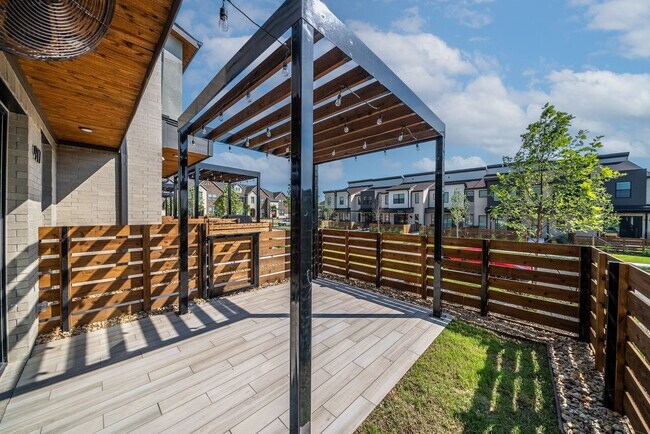 Building Photo - 917 Emerling Dr