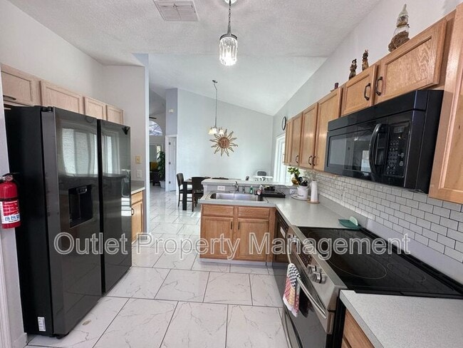 Building Photo - 645 Majesty Dr