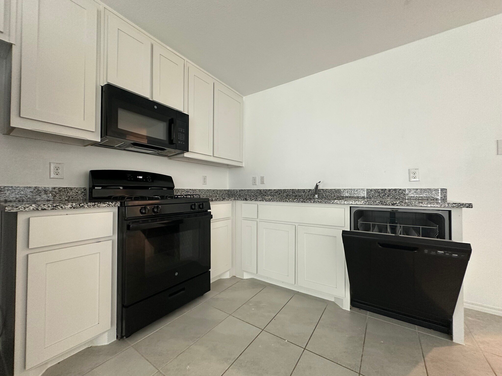 Building Photo - 450 Reverie Way