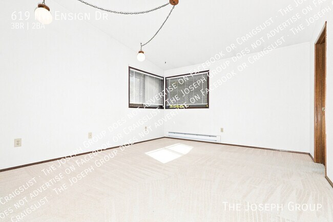 Building Photo - 619 NW Ensign Dr