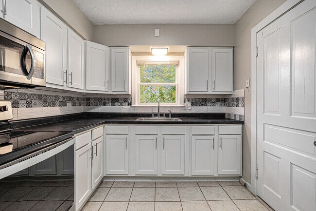 Building Photo - $950 2 Bedroom 1 bathroom apartment Fully ...