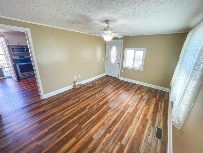 Building Photo - 1206 Golf St