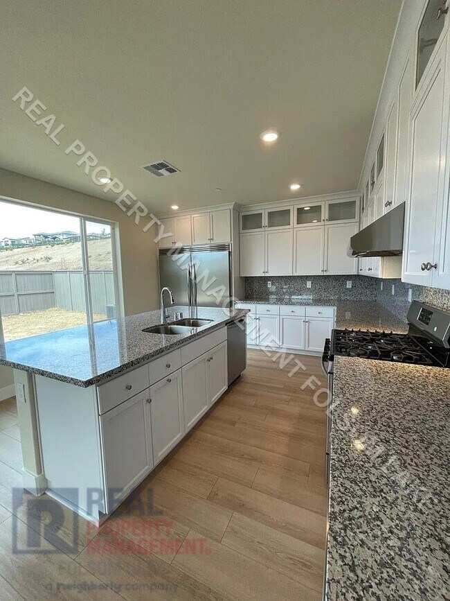 Building Photo - Available Now! 5 Bedroom 4.5 Bath at Russe...