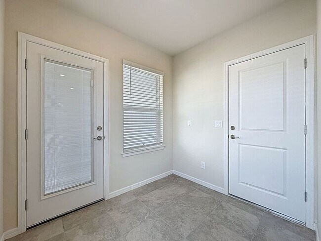 Building Photo - Tohoqua Beauty!