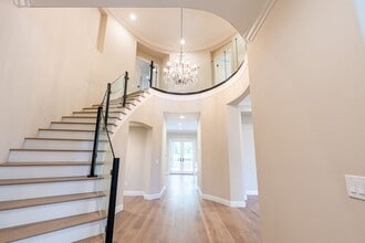 Building Photo - 6 Heather