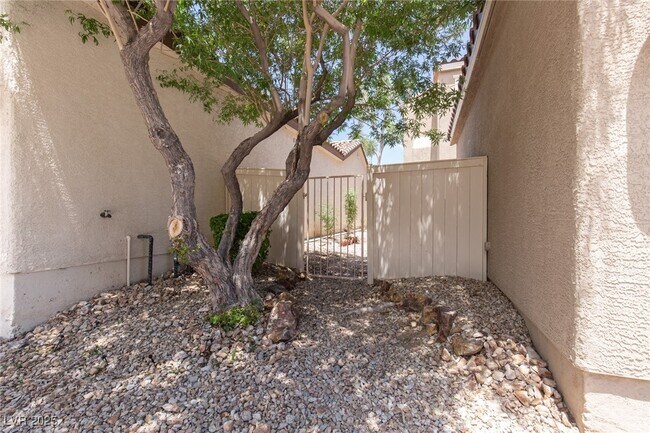 Building Photo - 8556 Zelkova Ct
