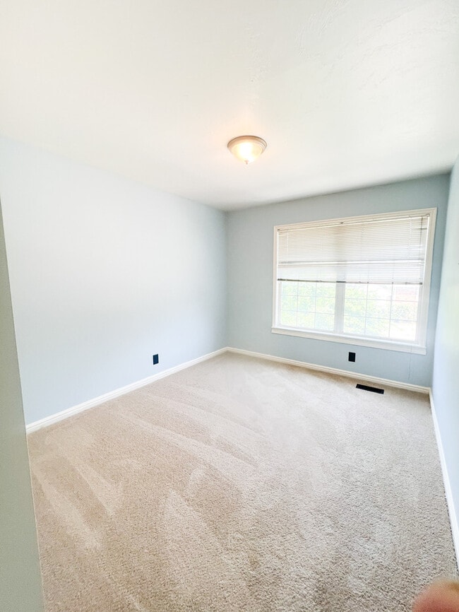 Building Photo - Stylish Light & Bright Space in the Heart ...