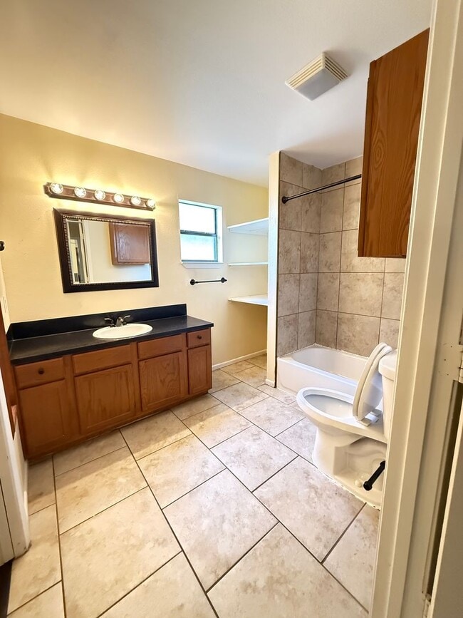 Building Photo - Charming 4 bed 2 bath home in Lampasas com...