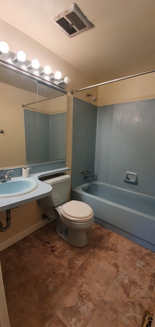 Building Photo - Condo for rent with parking and yard large...
