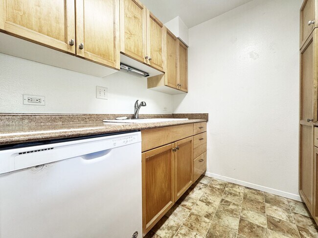 Building Photo - Available Now!!  2 BD/2.5 BA Pet Friendly Kaneohe Townhouse!