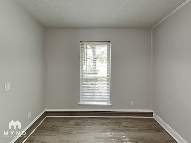 Building Photo - 1303 Hillsdale Dr