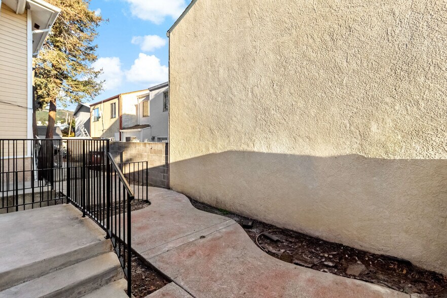 Building Photo - 2644 62nd Ave