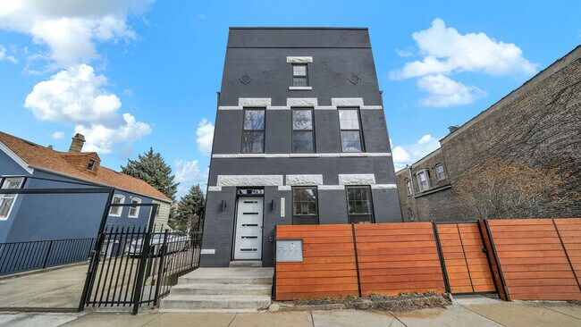 Building Photo - 2704 W 24th Pl