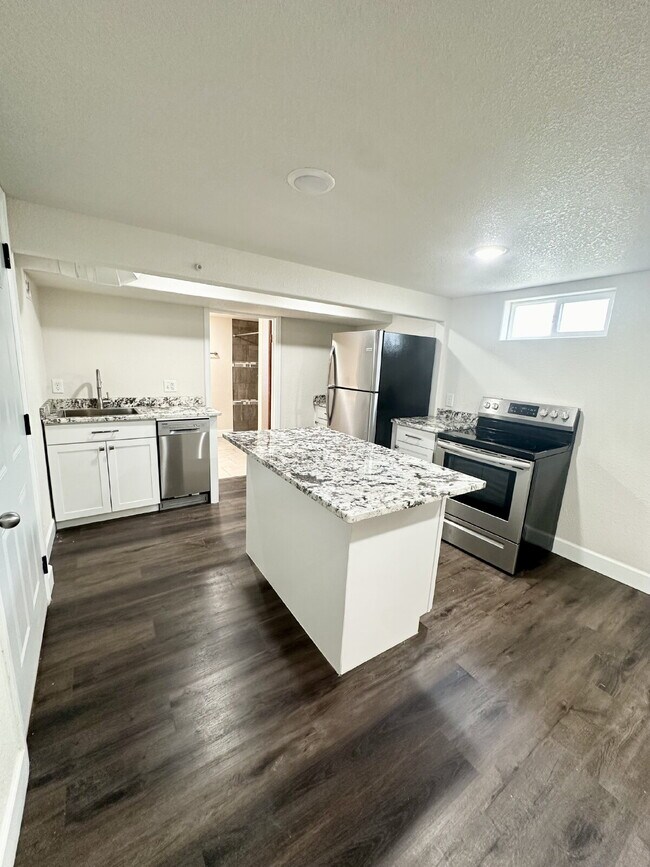 Building Photo - Renovated 1-Bedroom Apartment – Modern Tou...