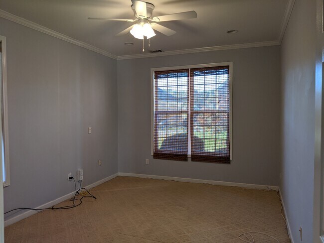 Building Photo - 2414 Manal Way