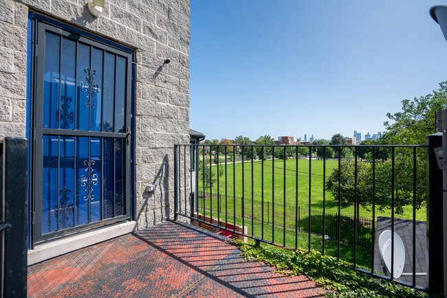 Building Photo - 2337 W Maypole Ave
