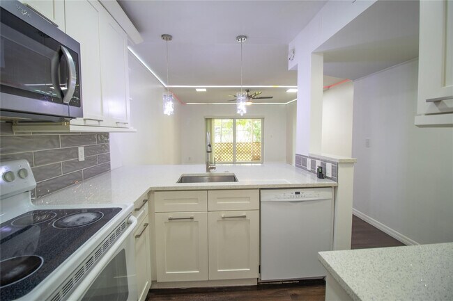 Building Photo - 8401 Royal Palm Blvd