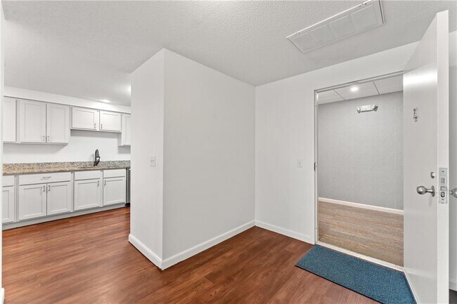 Building Photo - 30 Argyle Ave