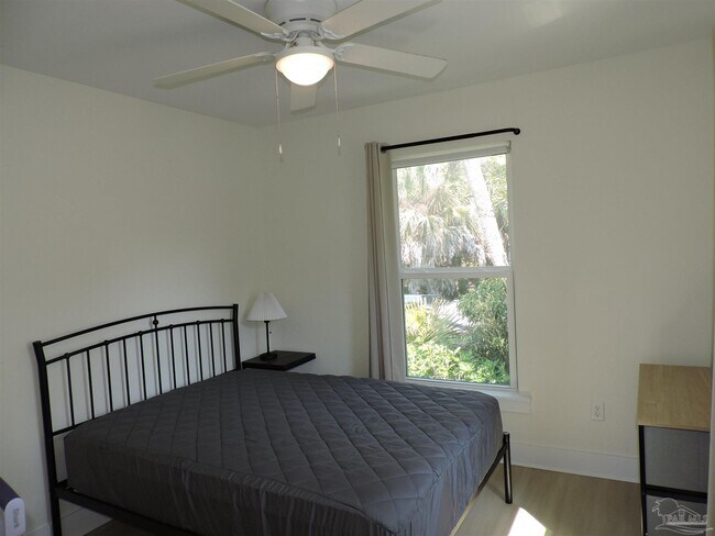 Building Photo - 1702 E La Rua St