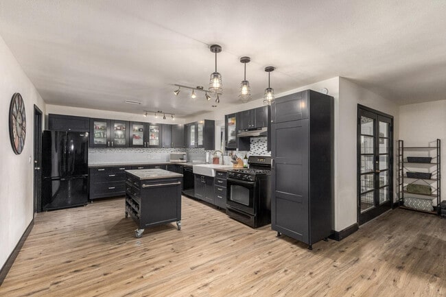 Building Photo - 617 E Ellis Dr