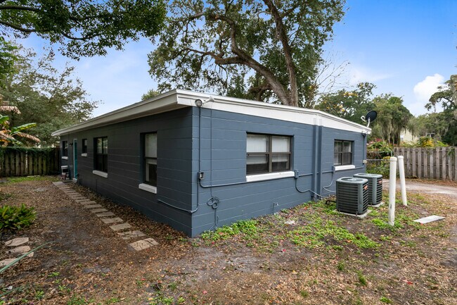 Building Photo - 1511 E Kaley St