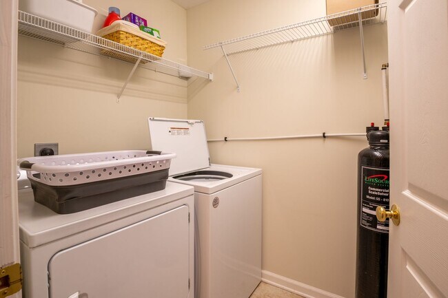 Building Photo - FULLY FURNISHED OFF-SEASON  1 BEDROOM NOW AVAILABLE