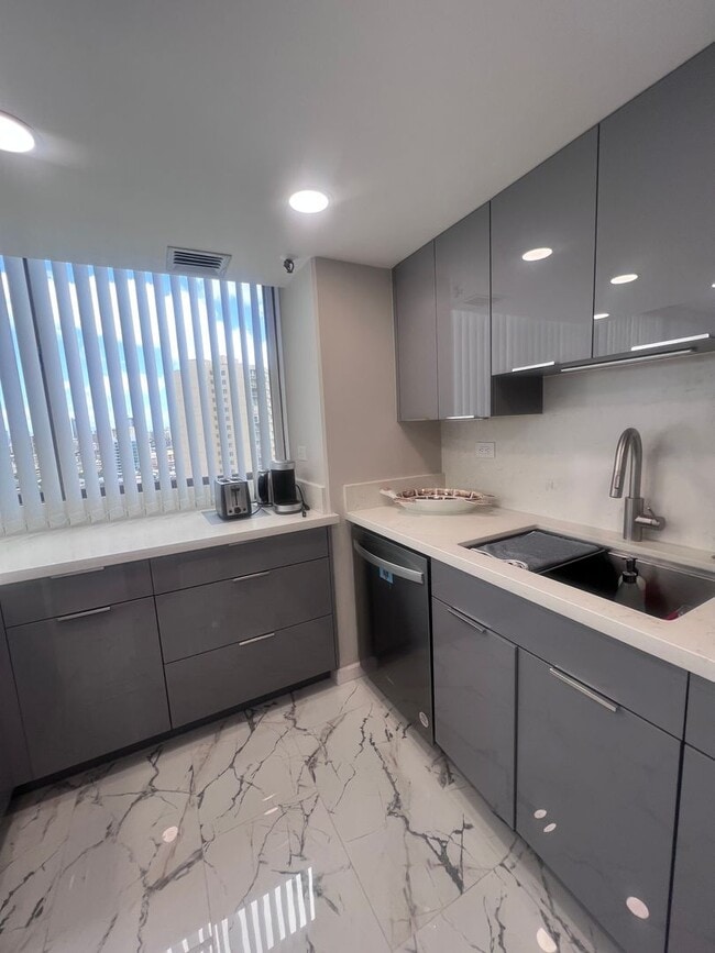 Building Photo - 2 Bedroom, 2 Bath, 2 Parking, AC at Iolani Court Plaza