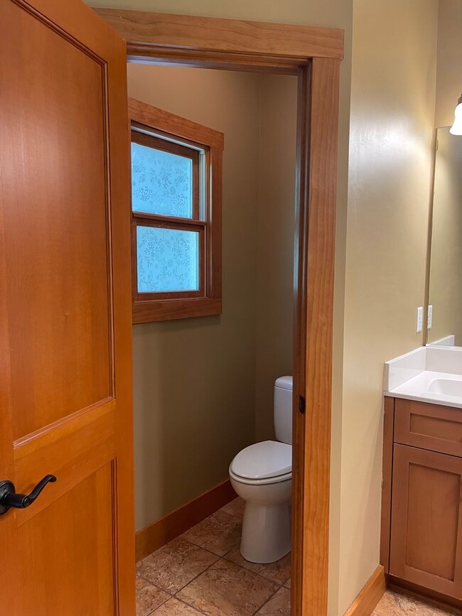 Building Photo - Charming 2 Bed, 2 Bath Custom Ranch on 5 P...