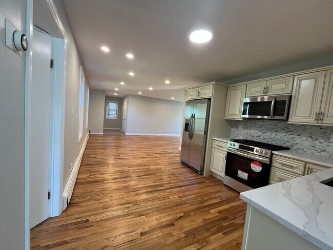 Building Photo - 30 Cross St E