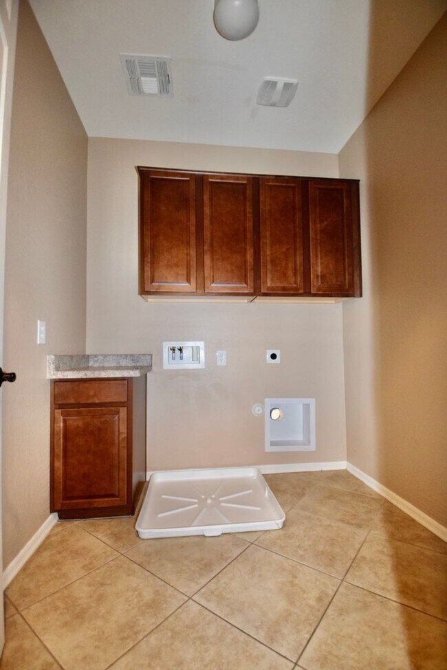 Building Photo - Beautiful 3 bedroom with a loft in Cooley Station!