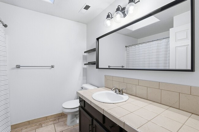 Building Photo - 10931 SE Henderson Dr