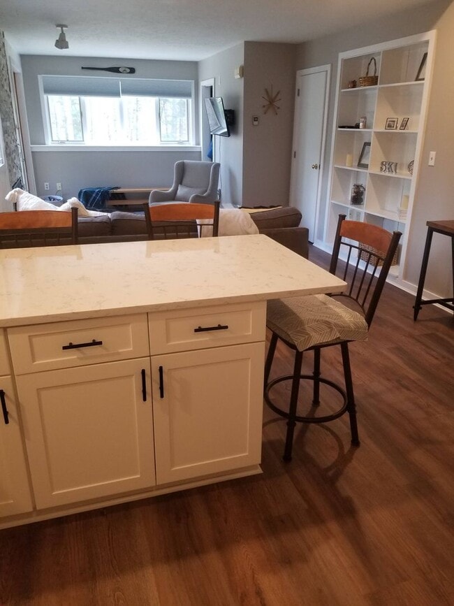 Building Photo - $1,800 - 2 Bed, 2 Bath Furnished SUMMER 6 month seasonal available 4/15