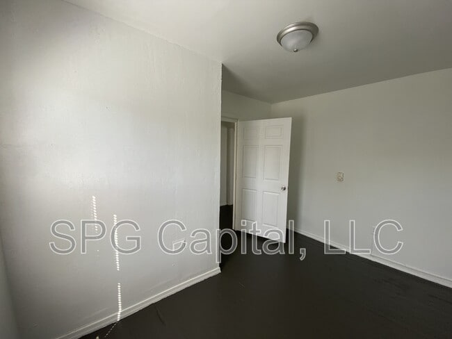 Building Photo - 714 W Clarke Ave