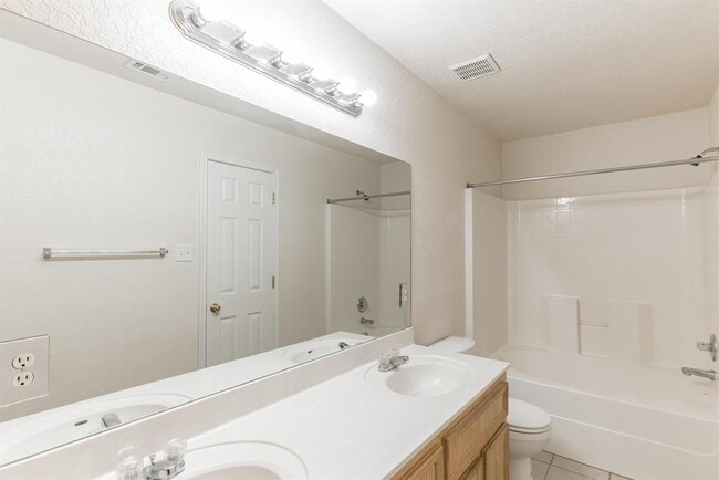 Building Photo - 319 Cedar Ridge Dr