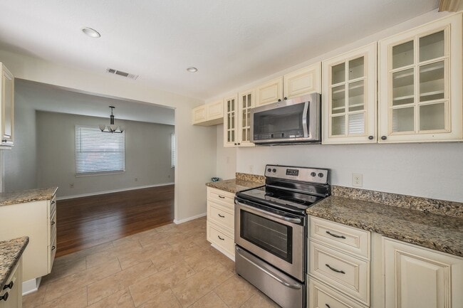 Building Photo - 3-Bedroom in Westworth Village!