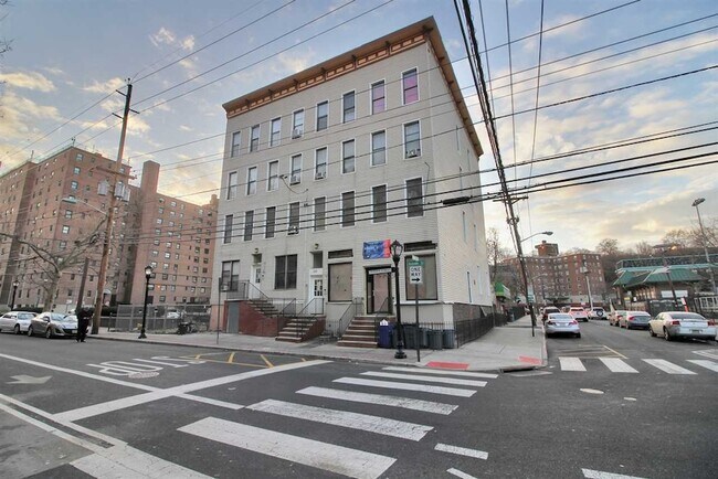 Building Photo - 330 Jackson St