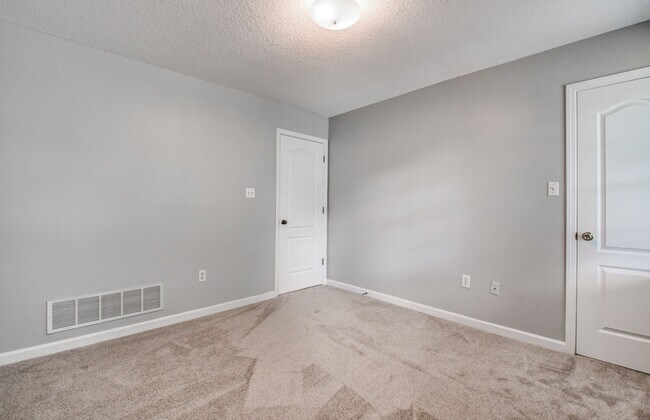 Building Photo - 9461 Hickory Dr