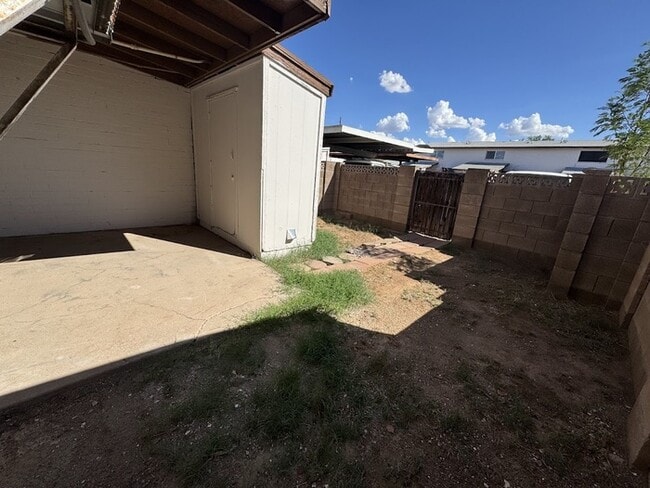 Building Photo - Holiday Gardens Townhome