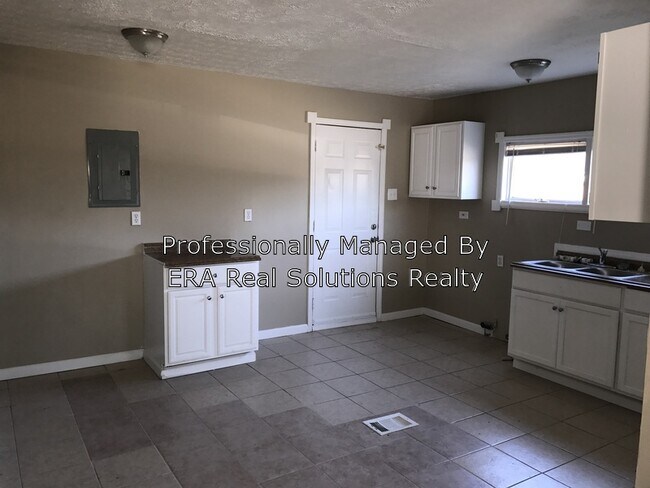 Building Photo - 723 Demorest Rd