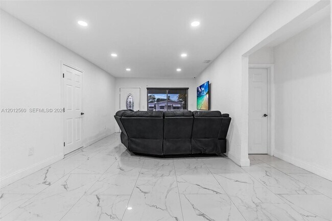 Building Photo - 4530 SW 25th St